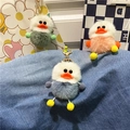 Dettaglio di portachiavi a forma di papera di peluche in verde, rosa e blu su tessuto denim - Blu Nebbia
