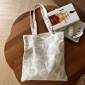 Flachbild von cremefarbener Canvas-Tasche mit 3D-Punktestruktur und Markenetikett - 3D-Punkt-Stil (Rosenstaubgefäß)