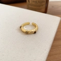 Dettaglio dell'anello martellato placcato oro con perline occhio di tigre su tessuto - Stile Multi-Perline Martellate Dorate (4#)