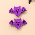 Dettaglio di fermagli per capelli a pipistrello viola glitterati con contorni neri su rosa - Pipistrello glitterato viola / Fermaglio per capelli a forma di pipistrello traforato viola