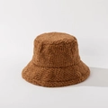 Primer plano del sombrero de pescador marrón de felpa con textura suave de borrego - M (56-58cm) / Marrón Oscuro