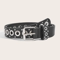 Cintura punk in pelle nera con occhielli in metallo argentato e catena su sfondo beige - Stile a Fila Singola Con Occhielli Piatti E Borchie / Nero