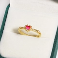 Detail of a gold heart-shaped red gemstone ring with beaded edge and diamond accents - Red Heart Gemstone Style (金色1)
