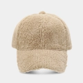 Détail d'une casquette de baseball en fausse fourrure beige avec une texture douce d'hiver - Kaki