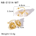 Detailansicht der 18k vergoldeten Blumenohrringe mit Perlen und 3,3 cm Größenangabe - 18K Gold / Milchweiß (NB-E1514-WT)