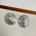 Vue détaillée des boucles d'oreilles coniques argentées avec texture métal martelée - Type F Boucles d'Oreilles Coniques Martelées Argentées