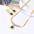 Parure dorée avec pierres carrées vert émeraude et accents étincelants en zircon - Collier + Boucles d'oreilles