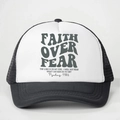 Zwart-witte truckerpet met Faith Over Fear opdruk en een ademende mesh achterkant - Eén maat / Zwart Wit