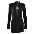 Eng anliegendes schwarzes Kleid mit Ausschnitten, goldenen Metallschnallen und Raffungen - S / Schwarz