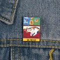 Détail d'un pin's en émail chat tarot avec le design 'The Sun' sur une veste en jean - XC700-Le Soleil Chat Calico