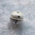 Matt-silberne Metallglocke mit Sternenausschnitten auf Plüsch für DIY-Bastelarbeiten - Silber
