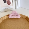 Pince à cheveux en peluche rose en forme de demi-lune 10cm dans un décor cosy - Rose Poudré