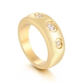 Anillo de acero de titanio dorado pulido con tres diamantes engastados en forma de corazón - US 6 / Dorado