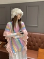 Mantella in maglia boho a righe colorate con bordi a volant rosa e frange vivaci - Rosa