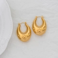 Pendientes en U de acero de titanio chapados en oro de 18K con patrón floral retro - Estilo de Grabado con Patrón de Sol / Dorado