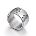 Anillo de acero inoxidable plateado con siluetas recortadas de niño y niña en la banda - US 6 / Color Acero