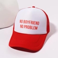 Detail van rood-witte truckerpet met de tekst NO BOYFRIEND NO PROBLEM erop gedrukt - Eén maat / Rood