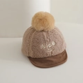 Dettaglio del ricamo Nice smiley e del pompon su un caldo cappello invernale per neonati - 48-50cm (1-2 anni) / caffè