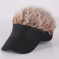 Divertida visera negra con peluca rizada marrón claro en una elegante vista lateral de 45 grados - Ajustable / Gorra Negra Pelo Café