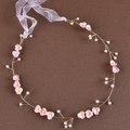 Dettaglio della fascia da sposa fatta a mano con fiori di ciliegio rosa e perle - Rosa