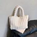 Bolso tote minimalista de felpa blanca con rayas verticales y asas de pompones decorativas - Blanco