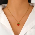 Collana dorata con ciondolo a fragola in smalto rosso e foglie verdi da donna - Stile Fragola (DZ-573)