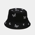 Dettaglio del ricamo a farfalla bianca su un cappello alla pescatora nero in tela - M (56-58cm) / Nero