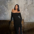 Elegantes, schulterfreies schwarzes Maxikleid mit langen Ärmeln und hohem Seitenschlitz - XS / Schwarz