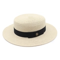 Détail d'un chapeau de paille avec ruban noir et boucle métallique dorée lettre M - M (56-58cm) / Poche zippée