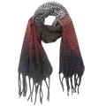 Détail d'une écharpe en maille à chevrons avec dégradé rouge gris bleu et des franges - Bleu Rouge Noir