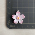 Colgante de flor de cerezo rosa de resina con gancho sobre una escala de medición - Colgante de flor de cerezo blanco