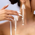 Dettaglio di lunghi orecchini di perle a nappa con ganci in argento su modella - Nappa Lunga di Perle (ER24Y0069)