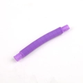 Tubo pop viola flessibile sensoriale per alleviare lo stress e gioco tattile su bianco - Viola