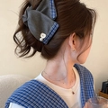 Dettaglio molletta per capelli con fiocco a scacchi, perle e bottone applicato - Stile a Quadri Blu Grigio (1#)