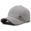 Casquette de baseball grise avec plaque métallique dorée et texte chinois artistique - Réglable / Gris