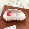 Eleganter cremefarbener Haarclip mit vintage roten Rosen und goldenen Akzenten - Halbkreis Eine Blume