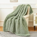 Handgefertigte grüne Strickdecke aus Chenille mit Zopfmuster auf beigem Sessel - 100*127cm / Grün