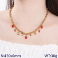 Collana dorata con ciondoli a forma di fragola e ananas rossi su una modella - Stile Fragola Ananas e Limone (KN292055-Z)