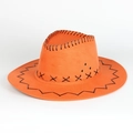 Détail d'un chapeau de cowboy orange en daim avec des surpiqûres noires décoratives - Réglable / Jaune Terre
