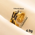 Dettaglio che mostra la larghezza di 0,9 cm e il diametro interno di 1,7 cm dell'anello - Stile Oro Nero (J644-G-B)