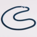 Detalle de cadena de eslabones cubanos azul de acero inoxidable estilo hip hop en blanco - 8mm / Azul