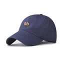 Nahaufnahme der dunkelblauen Baumwoll-Basecap mit gelber 'ab' Buchstaben-Stickerei - Navyblau (ab Stickerei)