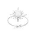 Detalle de anillo de sol plateado con gema blanca y banda de cuerda estilo bohemio - Plata / Piedra Blanca