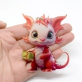 Weihnachts-Drachenanhänger aus Acryl mit rosa Babydrachen und grünem Geschenkbox - Rosa
