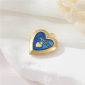 Détail du pendentif médaillon cœur avec émail bleu et gravure Sweet dorée - Bleu