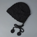 Détail du bonnet en crochet noir fait main avec motifs ajourés et liens à pompons - Taille Unique(56-58cm) / Noir