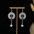 Dettaglio di orecchini lunghi con nappe d'argento e motivi circolari etnici - Nappa Tonda Traforata (E865-3) / Argento