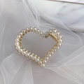 Pince à cheveux cœur en métal doré ornée de perles sur fond de dentelle blanche - Petite Perle Cœur