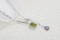 Détail macro du collier en argent S925 avec pierre verte rectangulaire et maillons trombone - Argent + Péridot Naturel
