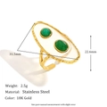 Detail eines 18K vergoldeten Edelstahlrings mit grünen Steinen und Hammerschlag-Optik - Acryl Transparenter Smaragd Offener Ring-Gold